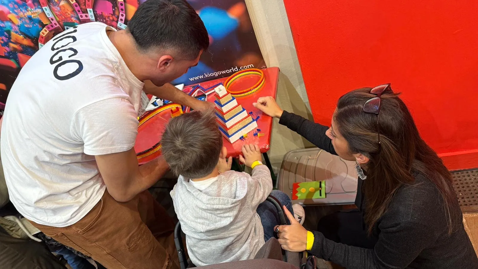 Una famiglia gioca insieme a Giocolandia
