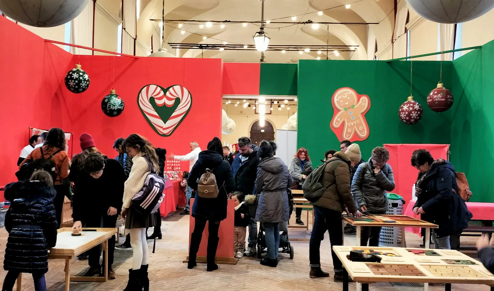 La stanza di Giocolandia con le pareti rosse e verdi
