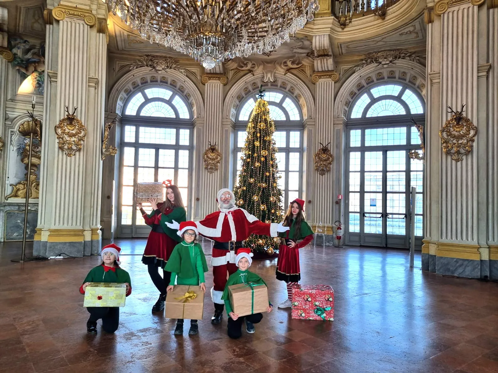 Babbo Natale con gli elfi nel Salone d'onore della Palazzina di Caccia di Stupinigi