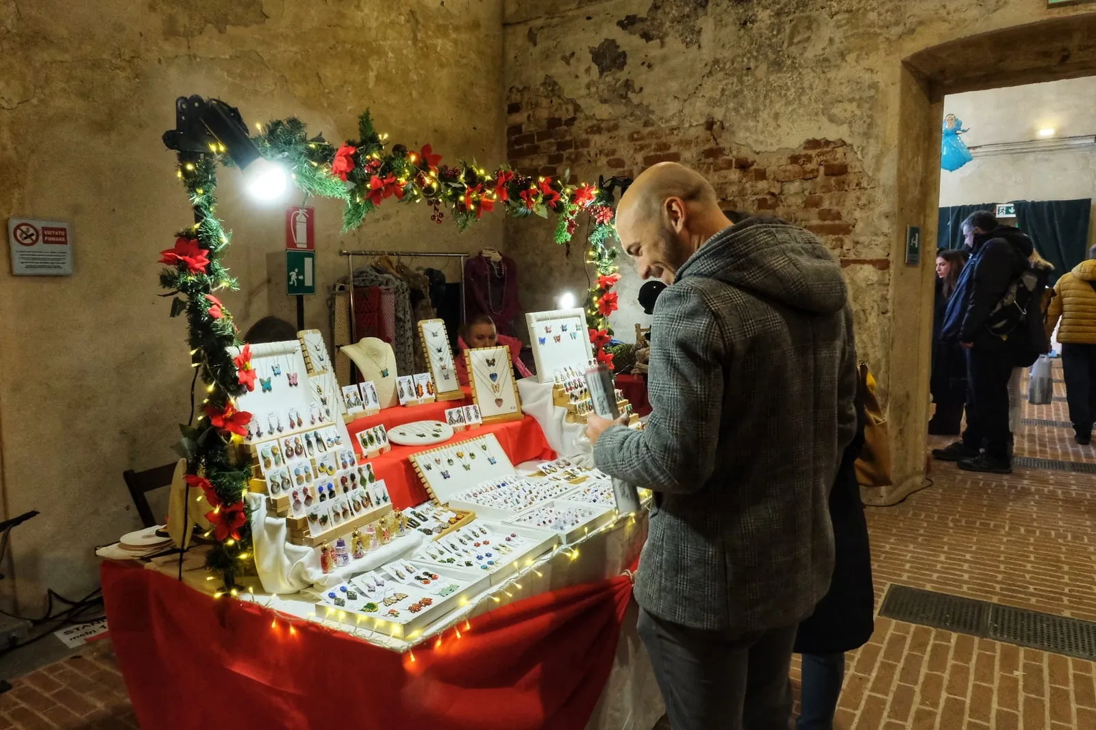 Bancarella di gioielli artigianali al Mercatino di Natale è Reale