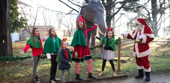 Gli elfi e Babbo Natale con la statua di Fritz nel parco