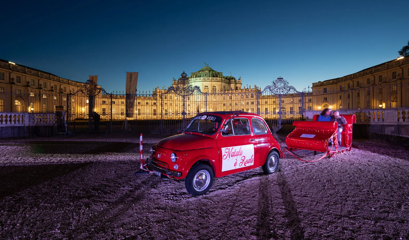 La Palazzina di notte con la Fiat 500 di Natale è Reale