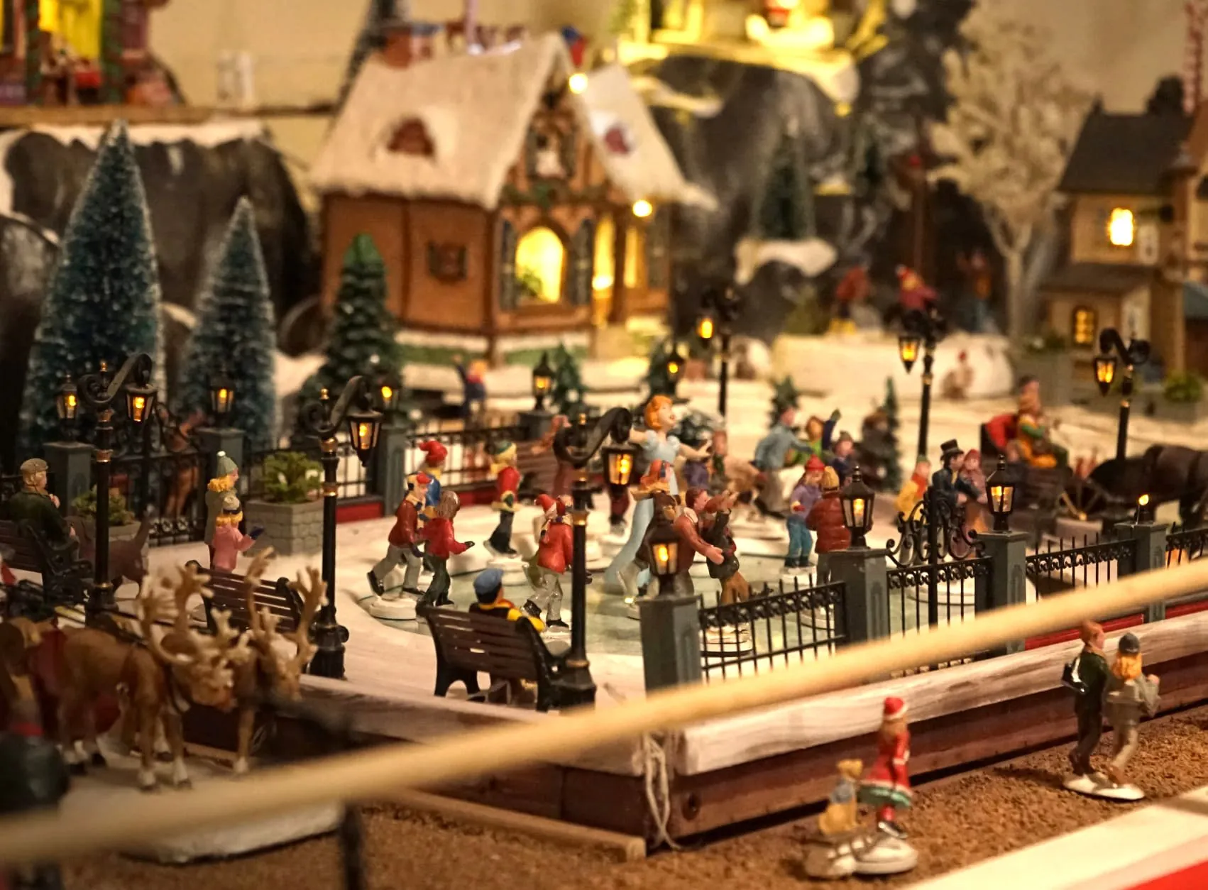 Il villaggio innevato in miniatura con casette e personaggi