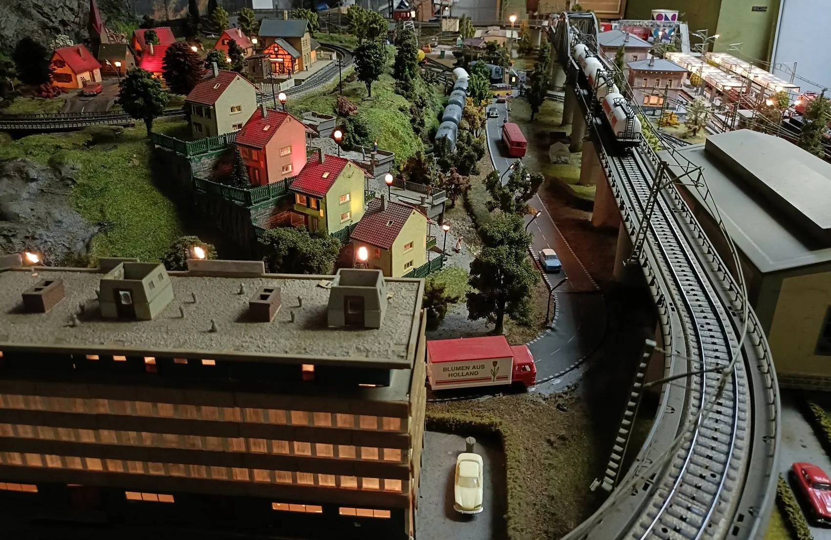 Il paese in miniatura attraversato dalla ferrovia