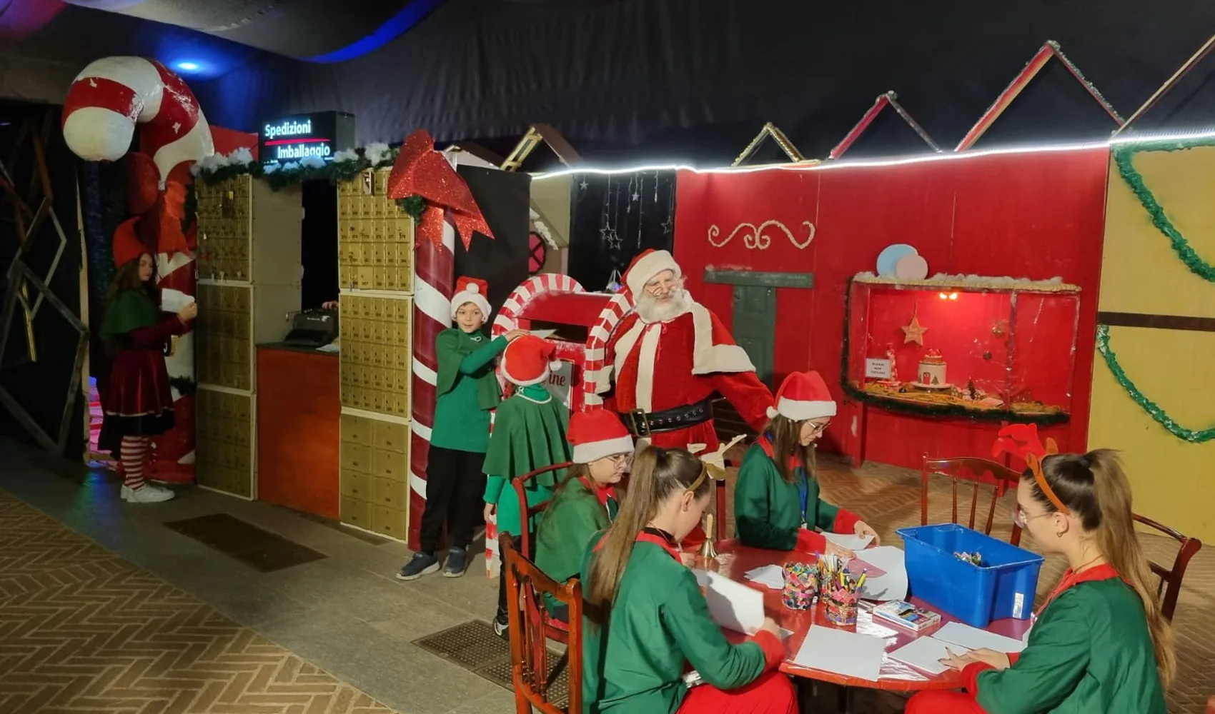 Babbo Natale con gli elfi nell'ufficio postale del Villaggio