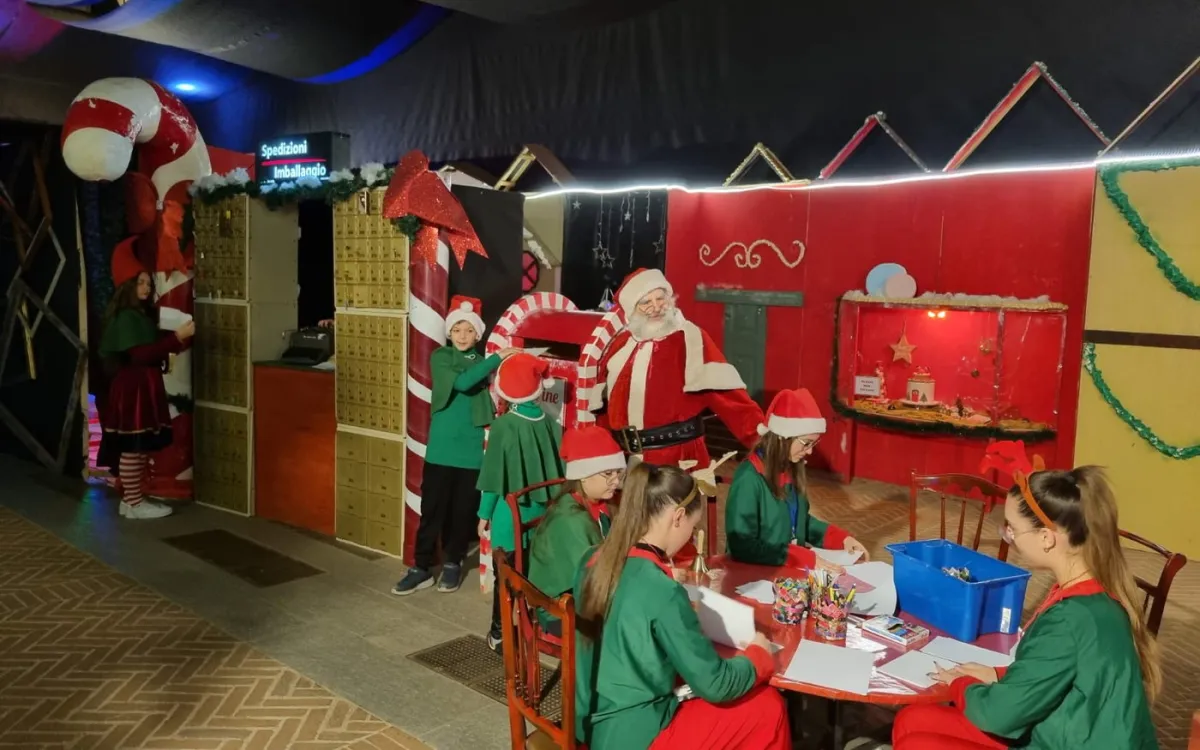 Babbo Natale con gli elfi nell'ufficio postale del Villaggio