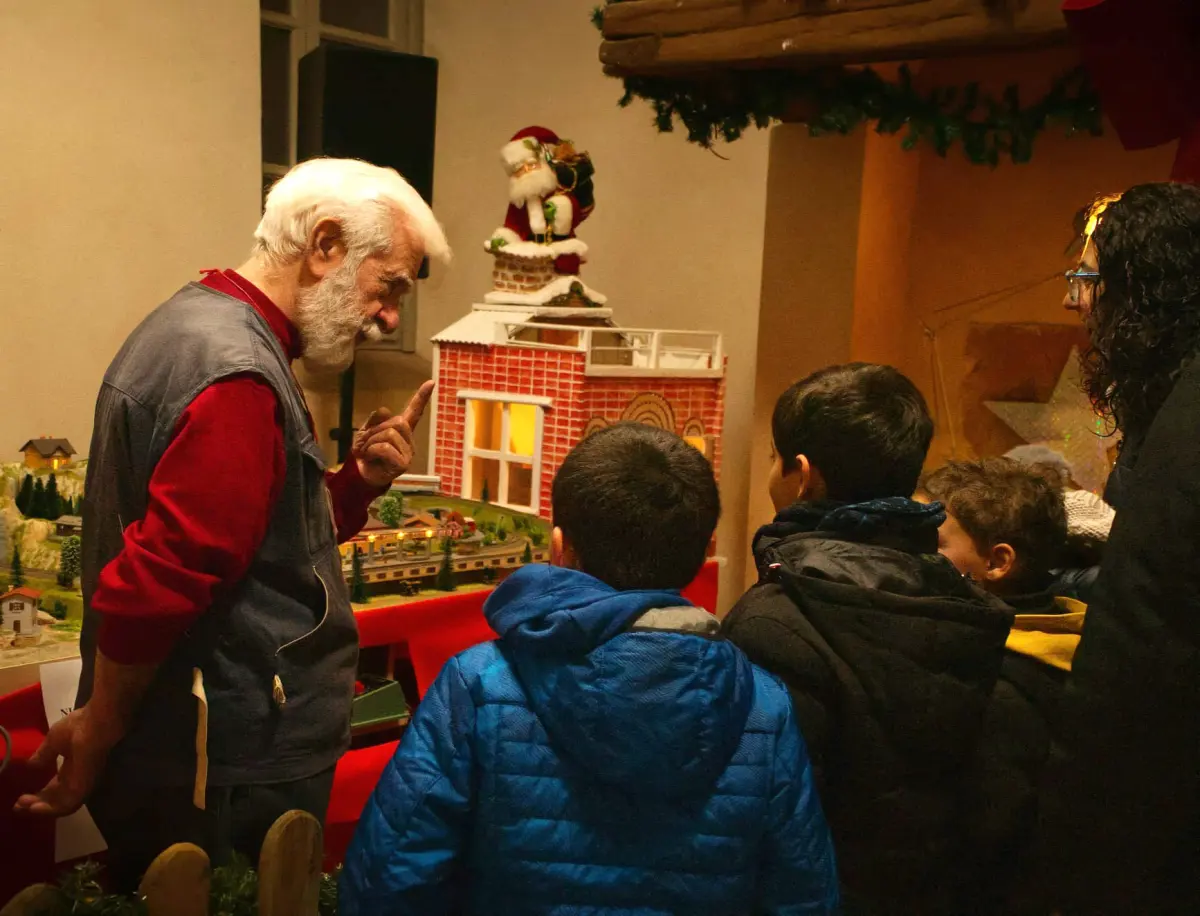 Nicola Cosco mostra le sue creazioni ai bambini