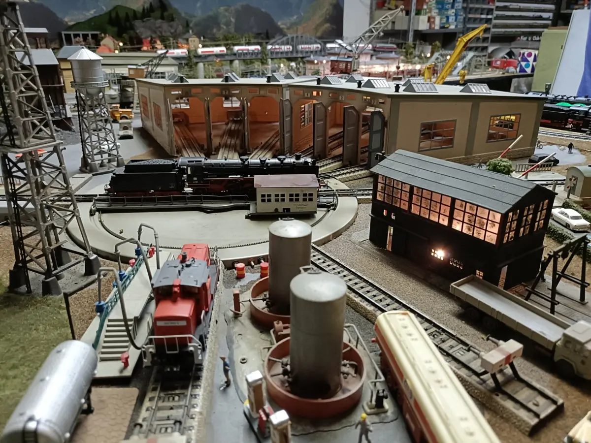 Il deposito locomotive del plastico digitale