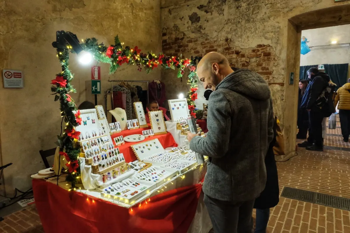 Una bancarella di artigianato al Mercatino di Natale nelle Scuderie