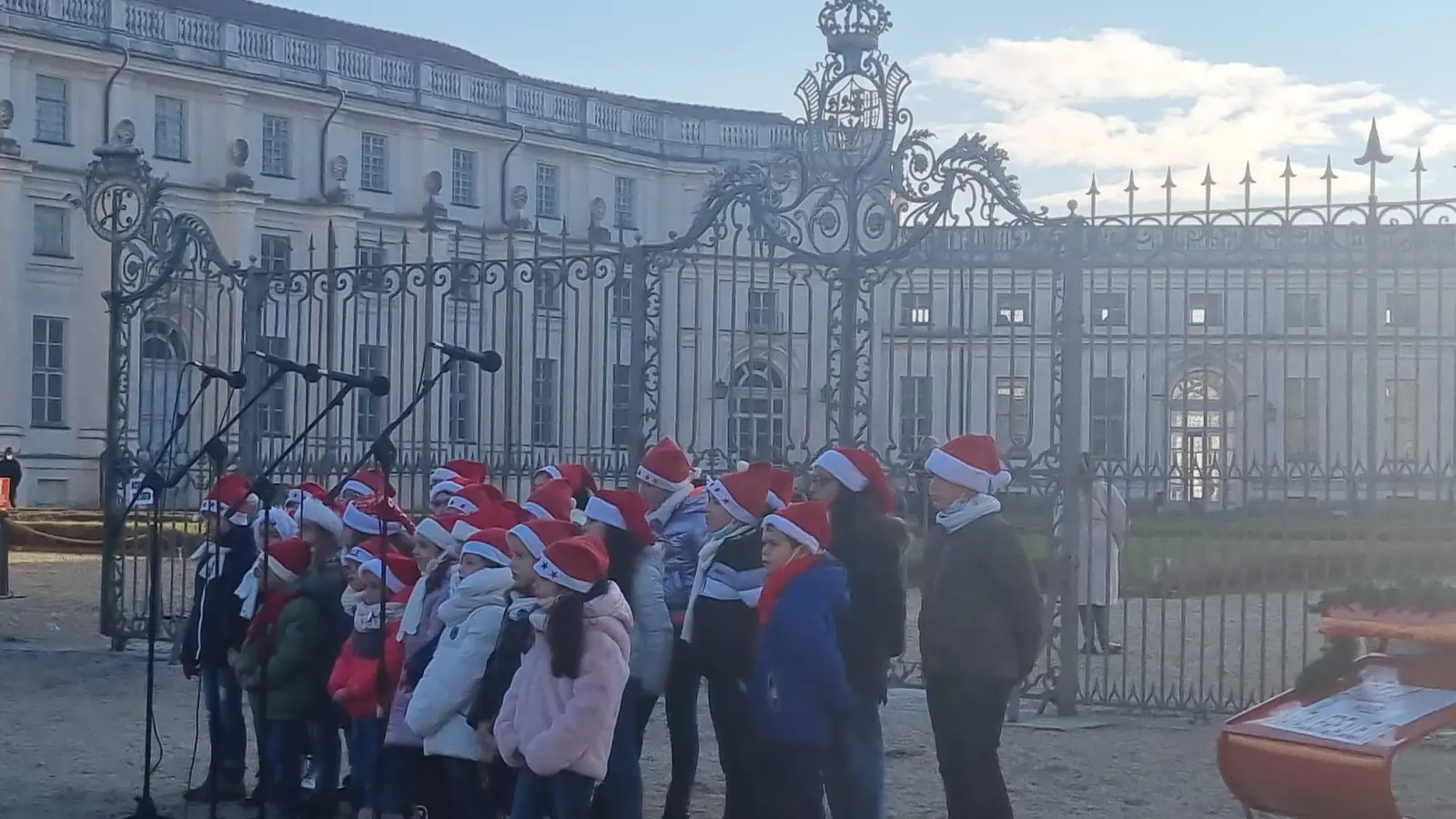 Magnifiche le voci del piccolo coro sister queen