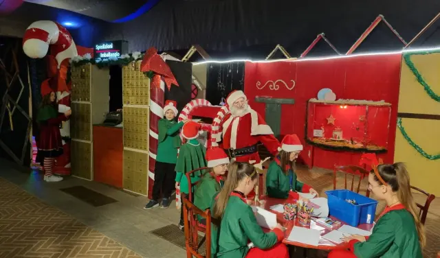 Babbo Natale con gli elfi nell'ufficio postale del Villaggio