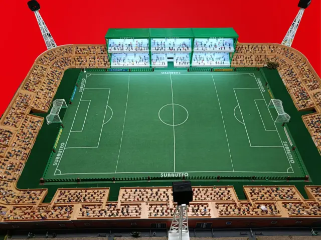 Lo stadio Subbuteo lungo due metri
