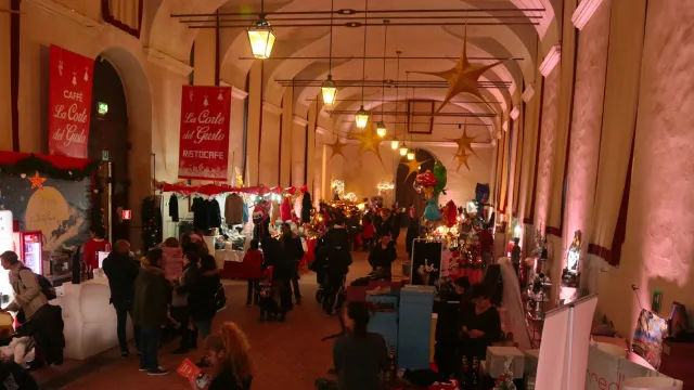 Le bancarelle di artigianato del Mercatino