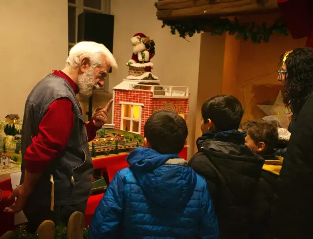 Nicola Cosco mostra le sue creazioni ai bambini