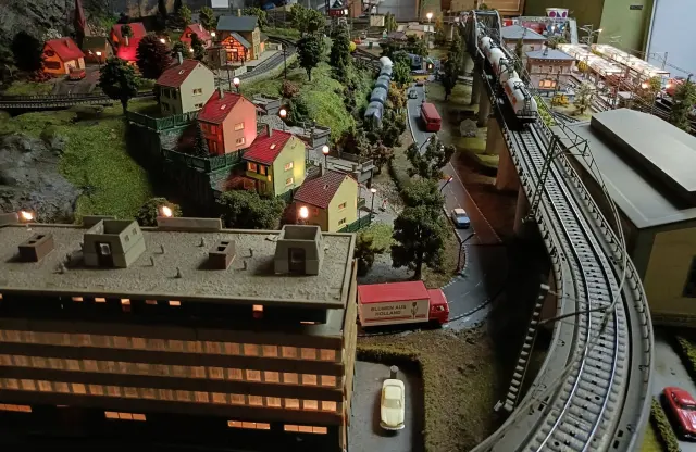 Il paese in miniatura attraversato dalla ferrovia