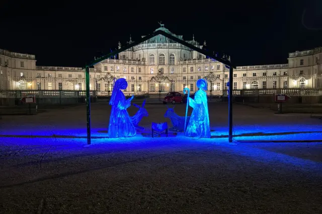 La Palazzina di Caccia di Stupinigi di notte con il presepe luminoso