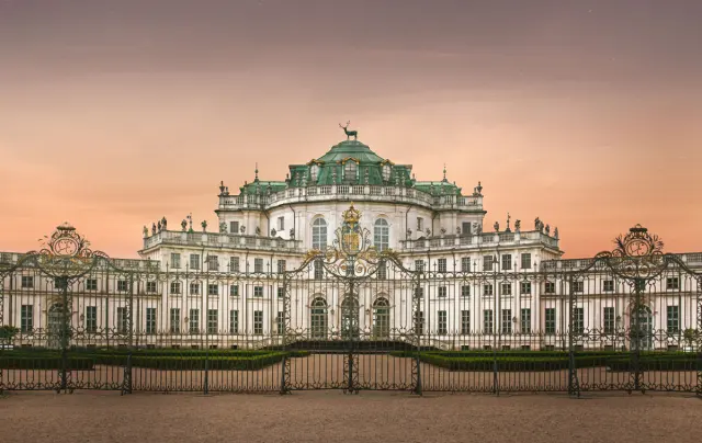 La facciata della Palazzina di Caccia di Stupinigi illuminata