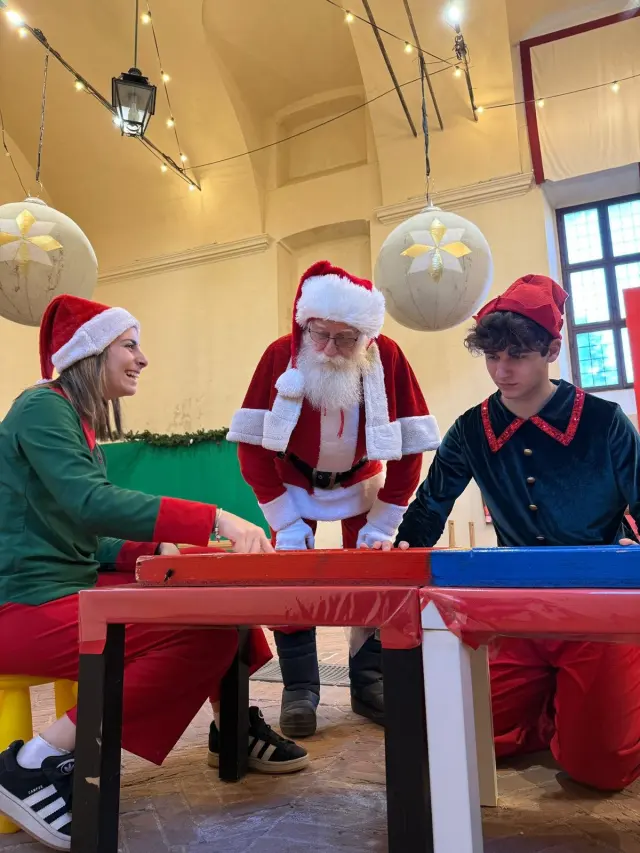 Babbo Natale e gli elfi al tavolo da gioco