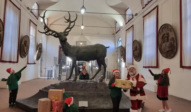 Babbo Natale e gli elfi sotto il cervo della Palazzina