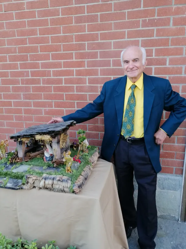 Giovanni Viviani con una delle sue opere