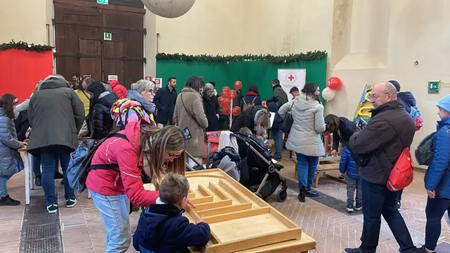 La sala dei giochi di legno piena di famiglie