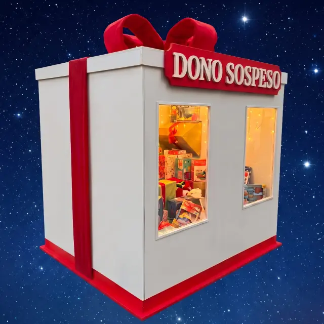 La stanza Dono Sospeso: un grande pacco regalo bianco e rosso