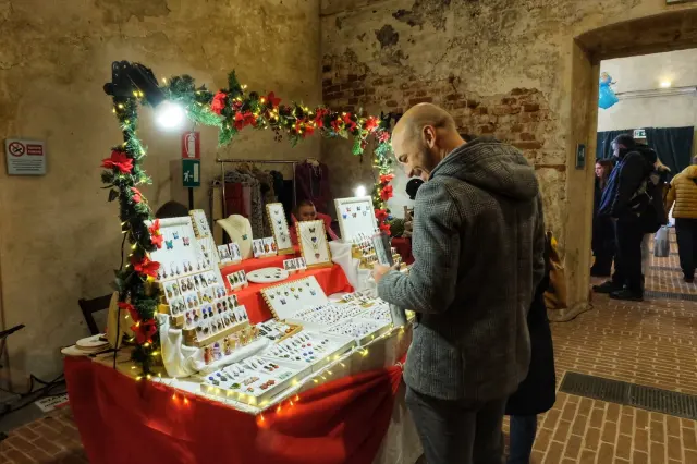 Una bancarella di artigianato al Mercatino di Natale nelle Scuderie