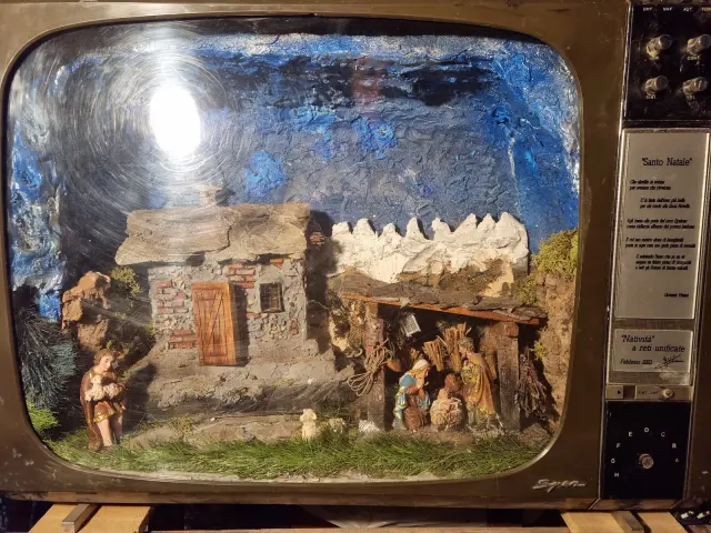 Il presepe nel vecchio televisore