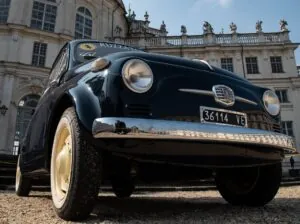 Brilla la fiat 500 – re 76438 d’epoca con la livrea di sposi in per la 457 Stupinigi experience